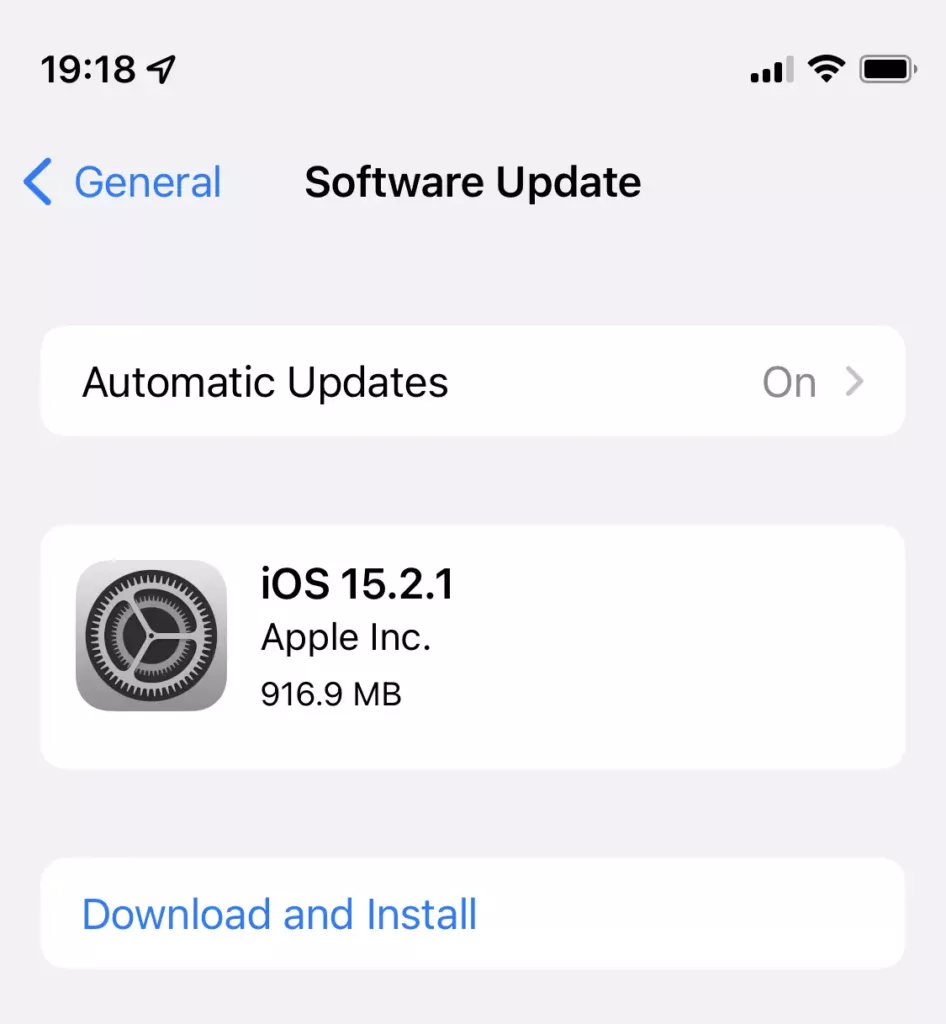 iOS 15.2.1 Update Screen on iPhone 12 mini